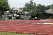 Los rollos del c�sped artificial retirados del campo de f�tbol se acumulan en O Pombal. 
