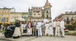 La presentaci�n del programa, con el coche cedido por el Pe�amar.