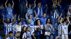 Seguidores del Deportivo, en el estadio de Riazor