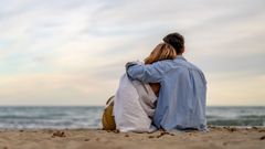 Imagen de archivo de una pareja en la playa