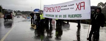 Pese a la lluvia, los vecinos salieron ayer por la ma�ana a protestar por las obras perennes de la carretera.