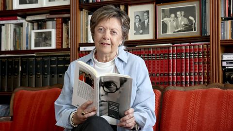 Teresa Garc�a-Sabell posa en Santiago cun exemplar do seu libro sobre o seu pai.