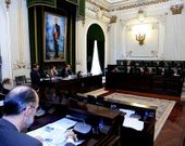 El pleno de la Diputaci�n liquid� ayer los presupuestos del 2013 y sugiri� una renovaci�n de butacas.
