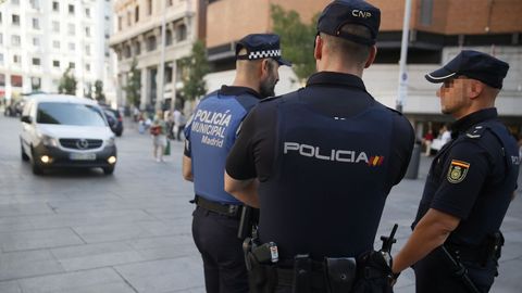 Varios agentes de la Polica Nacional patrullan en la Calle Preciados en Madrid