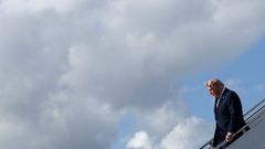 Donald Trump desciende del avi�n presidencial a su llegada a Florida.