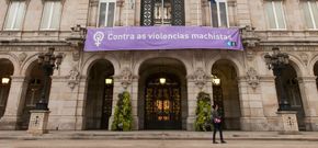 Pancarta contra la violencia machista que colg� durante un tiempo del balc�n de la alcald�a. 