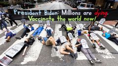 Activistas cortan la Segunda Avenida de Nueva York para pedirle a los l�deres de la ONU que impulsen la llegada de vacunas a todo el mundo