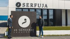 Jorge Balado y H�ctor Casti�eira, frente al tanatorio de Serfuja. 