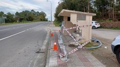 As� qued� la marquesina, entre Paiosaco y Casas Novas, contra la que impact� el coche