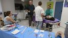 Los alumnos de sexto de Medicina fueron maquillados con lesiones para aportar mayor realismo a la prctica del curso de asistencia a politraumatizados impartido en el Chuac