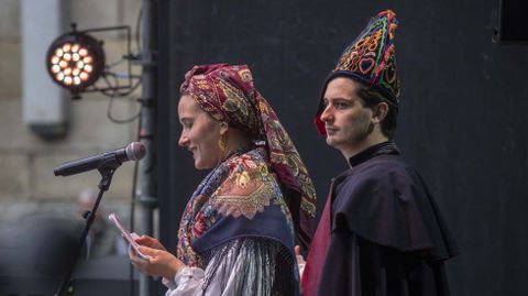 Andrs Collantes, quien actualmente vive a caballo entre Vedra y Santiago, lleva 5 aos copresentando el desfile del Da do Traxe Galego junto a Cristina Mosquera. Para min  unha honra enorme poder facelo. Ao principio penso que me quedaba grande, pero cada ano intento mellorar, dice l. En esta ltima edicin gan el primer premio del concurso una reproduccin suya de un mandil que logr localizar en Vigo tras seguir la pista a la pieza.