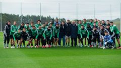 Guillermo Rivera y Manuel Ansede con la plantilla y el cuerpo t�cnico en este primer entrenamiento en Mandi�. 
