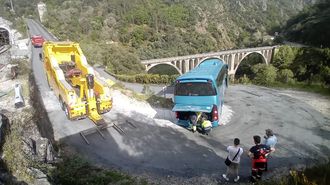 El autobs se atasc en una curva de 180 grados que est muy cerca del puente que cruza el Sil en Santo Estevo