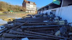 Las farolas estn almacenadas en el mercado ganadero a la espera de la subasta