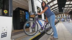 Una usuaria de un tren de media distancia con su bici