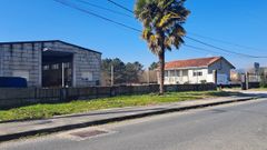 Nave de la Diputacin de Ourense en A Uceira, ubicada en la parcela que estudian ceder al Concello de O Carballio para construir un nuevo estadio deportivo.