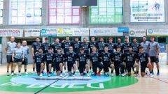 Foto de familia del Cangas en su primer entrenamiento de la pretemporada, en la tarde de ayer en Bueu.