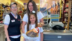 Uno de los jamones fue donado por un supermercado de la localidad.