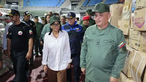 La presidenta encargada de Venezuela, Delcy Rodr�guez, revisa las tareas de recogida de ayuda para las v�ctimas del terremoto.