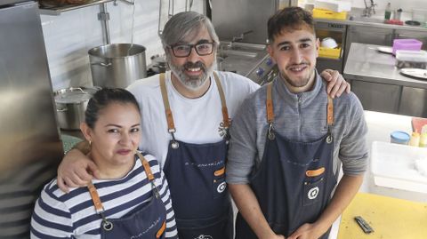 Jawad Ameksa (a la derecha), que ha conseguido empleo en el restaurante A Maruxaina de la mano de un programa de  Critas, junto a su jefe, lvaro Gonzlez, y Maryeling Prez, que actualmente se forma como camarera en el establecimiento