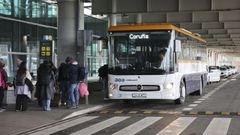 Los fines de semana y festivos, Lavacolla y Alvedro est�n comunicados por un �nico servicio de bus en cada sentido. En la foto, el que parti� este s�bado del aeropuerto de Santiago con destino al coru��s