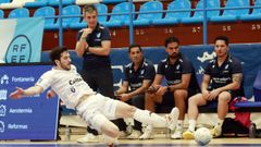Jhoy reba&ntilde;ando un bal&oacute;n en el partido entre O Parrulo Ferrol y Manzanares. 