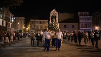 Procesin de la Guadalupe de Rianxo entre velas