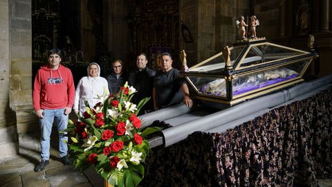 As� se preparan los pasos de Semana Santa en Celanova.