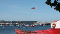 El helic�ptero Helimer 401, de Salvamento Mar�timo, sobrevuela el litoral de O Grove en busca del desaparecido