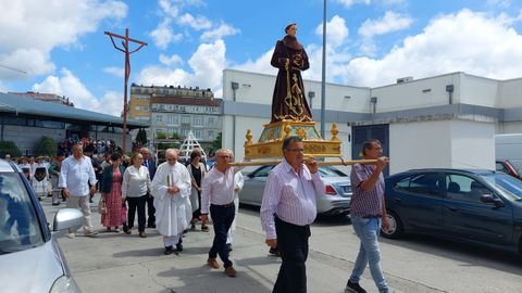 Un momento del inicio del recorrido de la procesin por el entorno de la iglesia de San Antonio