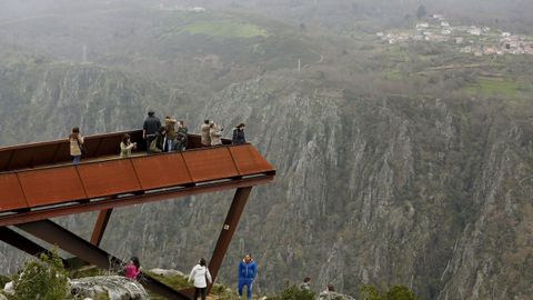 Turistas en el mirador sobre el Sil de A Cividade, en Sober, en una imagen de archivo