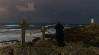 La fotoperiodista Ana Garc�a, retratando el mar de ardora a los pies del faro O Roncudo de Corme, el pasado viernes 5 de junio 