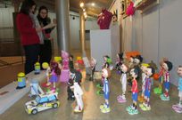 En Chantada se exponen figuras de goma eva realizadas por la artesana Bel�n Vi�as. A la derecha, una obra en ganchillo de la misma exposici�n 