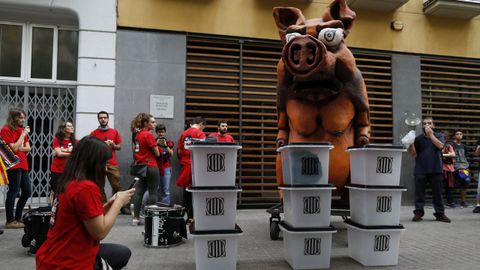 Huelga en Catalu�a. Manifestantes celebran un pasacalles por un barrio de Barcelona.