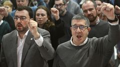 El secretario general de la FSA y presidente del Principado, Adri�n Barb�n (i), y el portavoz del PSOE en el Congreso de los Diputados, Patxi L�pez (d), participan en un acto enmarcado en el 125 aniversario de la Federaci�n Socialista Asturiana, este domingo en Posada de Llanera (Asturias)