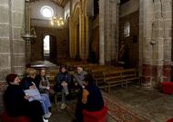 Imagen de una visita al Monasterio de O Couto, uno de los lugares m�s tur�sticos de Nar�n. 