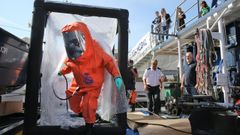 La conselleira do mar Rosa Quintana presenta unos trajes de lucha contra la contaminaci�n en el puerto de Vilagarc�a