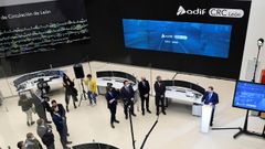 El nuevo centro de control de Le�n no llevar� por ahora el AVE gallego. Pese a que estaba previsto que desde este CRC que ayer inaugur� el ministro Jos� Luis �balos se controlara parte del nuevo acceso ferroviario a Galicia, por el momento la l�nea ser� gestionada desde el centro de Atocha