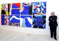 Ant�n Pulido xunto a unha das obras da serie �Kermesse� que forma parte da antol�xica. 