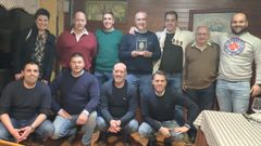 Tito posa con la placa con la que fue agasajado