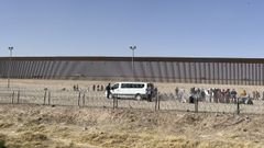 Imagen de archivo de un grupo de migrantes que tratan de cruzar la frontera entre M�xico y Estados Unidos