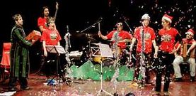 Los integrantes de Mam� Cabra llenaron el escenario de todos los elementos cl�sicos de una fiesta navide�a.