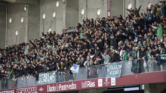 Aficionados del Racing en Pasar&oacute;n en la primera vuelta. 