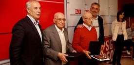 V�zquez y Dono entregaron sendas placas a Ildefonso Puente y Paco Bouzada.