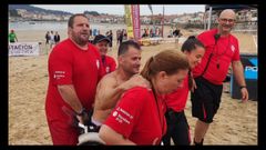 Vodea, la alternativa. La asociaci�n sin �nimo de lucro Vodea supone desde hace varios a�os la alternativa a la falta de voluntario oficial en Vigo. Sus responsables son los primeros en reconocer que la elevada actividad que realizan (en la imagen en la traves�a a nado Costa Serena) es una consecuencia directa de la falta de respuesta de Protecci�n Civil, que ellos suplen movilizando decenas de voluntarios a los eventos m�s concurridos de la ciudad. 