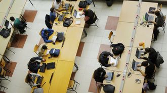 Estudiantes en la Facultade de Inform&aacute;tica de la UDC, en una imagen de archivo