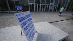 Vacunaci�n en Expocoru�a. Cartel en el que se solicita ajustarse a la hora de la cita