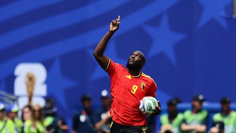 Lukaku, dedic�ndole a su fallecido padre uno de los goles que le marc� a Egipto.