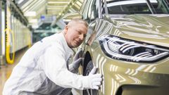 Un operario trabaja en la planta de Volkswagen de Dresde, que cerr� esta semana. 