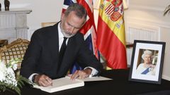 El rey firma en el libro de condolencias de la residencia del embajador del Reino Unido en Espa�a